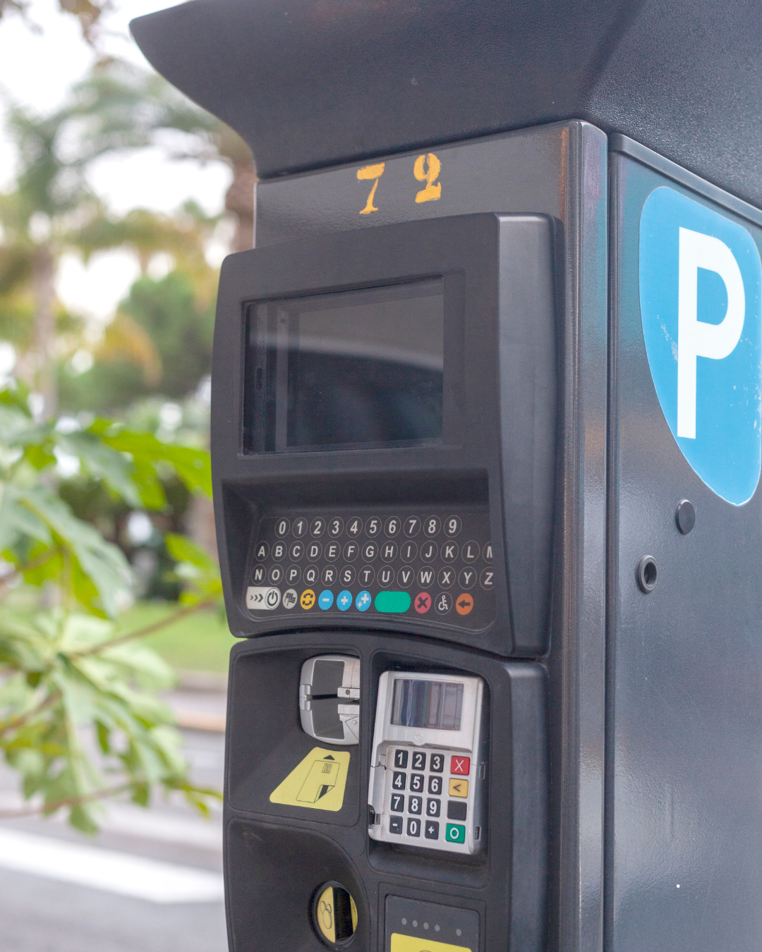 Amsterdam wil parkeervergunningen fors duurder maken, Den Haag bevriest tarieven voor straatparkeren